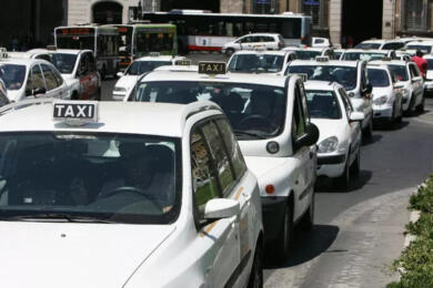 Caro carburante, tassisti e NCC davanti al Mit: martedì  il tavolo con gli autotrasportatori