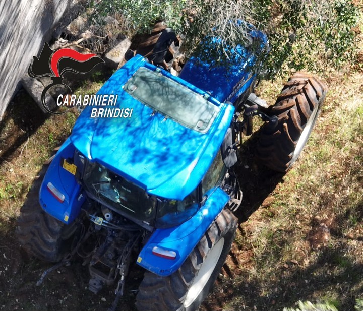 Taranto, rubati due trattori all’Arif nella notte: ritrovati nelle campagne di Francavilla Fontana – FOTO Taranto, rubati due trattori all’Arif nella notte: ritrovati nelle campagne di Francavilla Fontana – FOTO