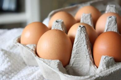 Rischio salmonella, maxi richiamo di uova bio dal mercato: ecco i lotti coinvolti