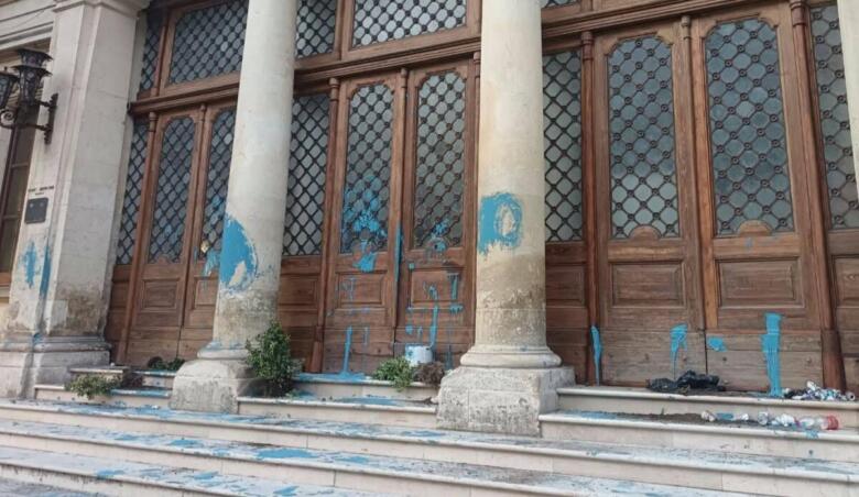 portone liceo artistico vandalizzato