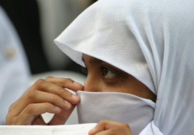 «No al velo islamico nei luoghi pubblici»: a Bari la petizione di FdI
