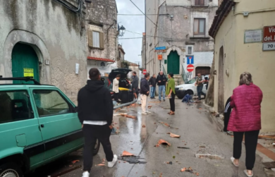 Tromba d’aria sul Gargano, danni a Vico e Peschici: alberi e cartelloni abbattuti