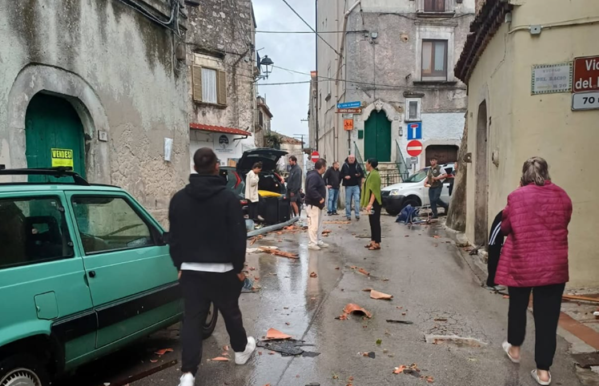 Tromba d’aria sul Gargano, danni a Vico e Peschici: alberi e cartelloni abbattuti Tromba d’aria sul Gargano, danni a Vico e Peschici: alberi e cartelloni abbattuti