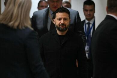 Tensioni Kiev-Washington, Zelensky sfida Trump e riprende i raid sulle raffinerie russe
